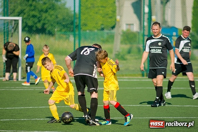 Zdjęcie w galerii na portalu naszraciborz.pl: Młode Wilki z Tworkowa zmierzyły się z rodzicami wiadomości z regionu