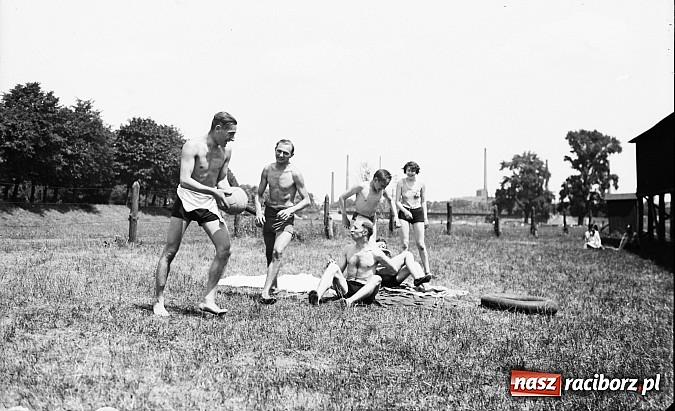 Zdjęcie w galerii na portalu naszraciborz.pl: Jak to dawniej raciborzanie się w Odrze kąpali wiadomości z regionu