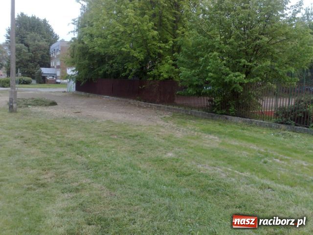 Zdjęcie w galerii na portalu naszraciborz.pl: Bałagan przy Orliku wiadomości z regionu