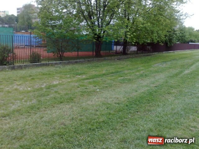 Zdjęcie w galerii na portalu naszraciborz.pl: Bałagan przy Orliku wiadomości z regionu