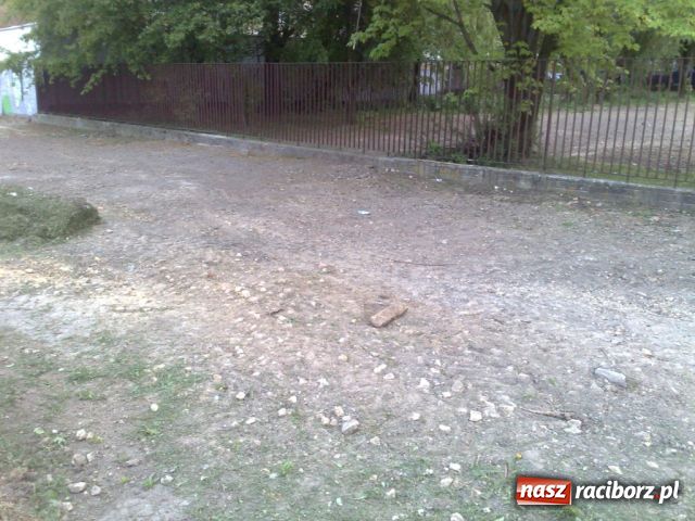 Zdjęcie w galerii na portalu naszraciborz.pl: Bałagan przy Orliku wiadomości z regionu