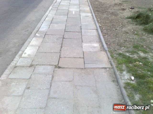 Zdjęcie w galerii na portalu naszraciborz.pl: Bałagan przy Orliku wiadomości z regionu