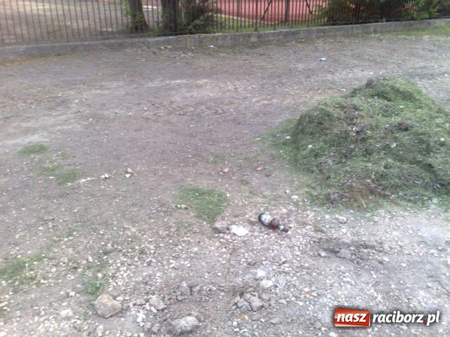 Zdjęcie w galerii na portalu naszraciborz.pl: Bałagan przy Orliku wiadomości z regionu