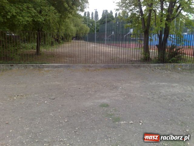 Zdjęcie w galerii na portalu naszraciborz.pl: Bałagan przy Orliku wiadomości z regionu