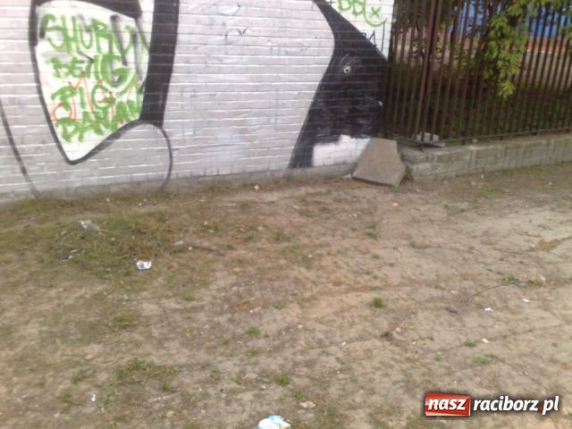 Zdjęcie w galerii na portalu naszraciborz.pl: Bałagan przy Orliku wiadomości z regionu