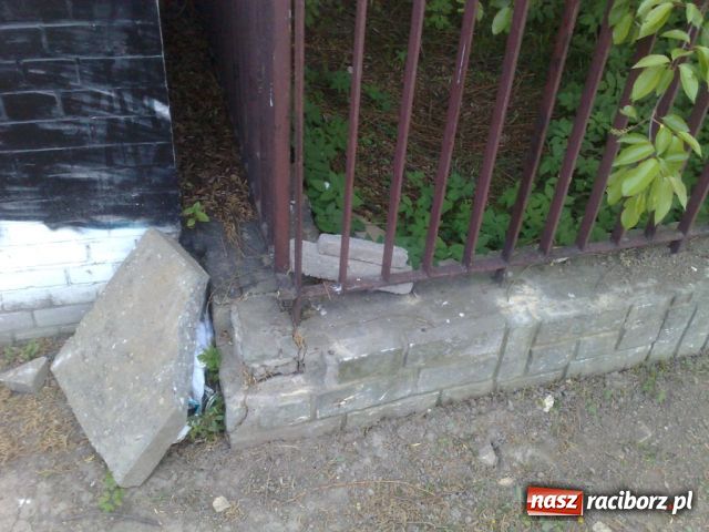 Zdjęcie w galerii na portalu naszraciborz.pl: Bałagan przy Orliku wiadomości z regionu