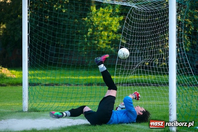 Zdjęcie w galerii na portalu naszraciborz.pl: Młodzież Krzyżanowic obroniła trofeum. Decydowały rzuty karne wiadomości z regionu