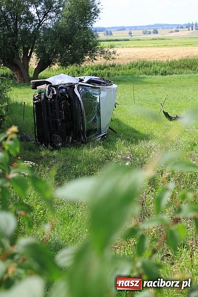 Zdjęcie w galerii na portalu naszraciborz.pl: Kierowca vw golfa miał dużo szczęścia. Poważne zdarzenie w Bojanowie wiadomości z regionu