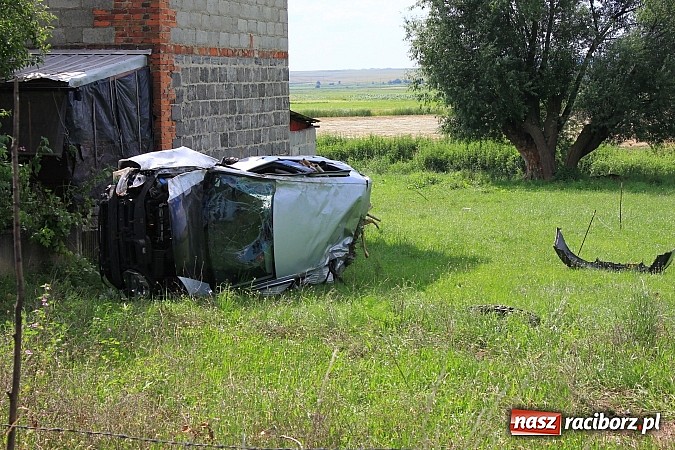 Zdjęcie w galerii na portalu naszraciborz.pl: Kierowca vw golfa miał dużo szczęścia. Poważne zdarzenie w Bojanowie wiadomości z regionu