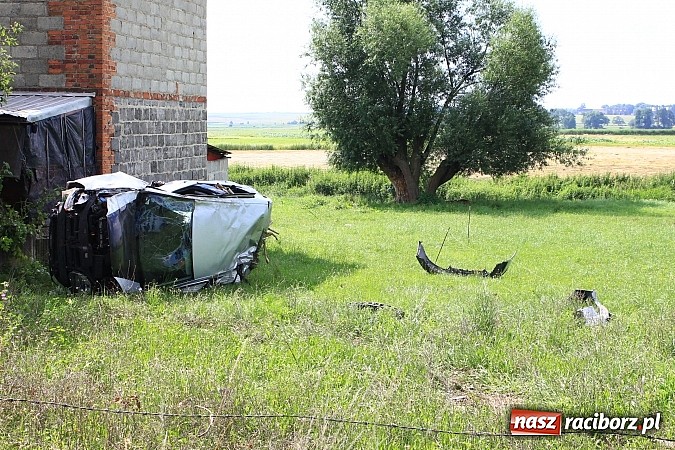 Zdjęcie w galerii na portalu naszraciborz.pl: Kierowca vw golfa miał dużo szczęścia. Poważne zdarzenie w Bojanowie wiadomości z regionu