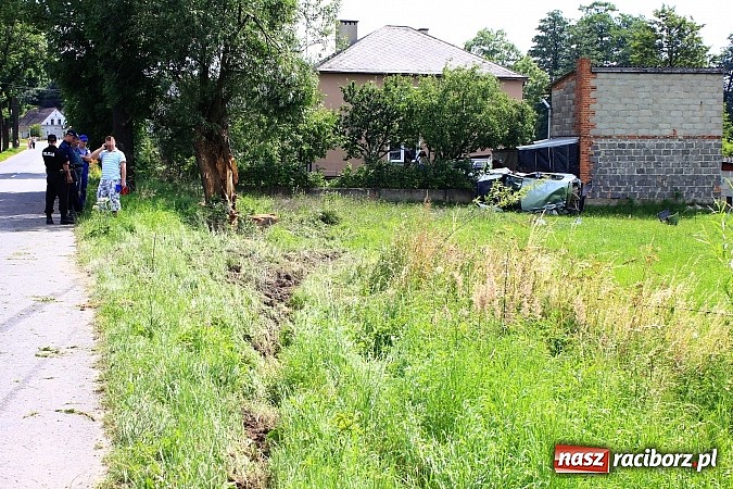 Zdjęcie w galerii na portalu naszraciborz.pl: Kierowca vw golfa miał dużo szczęścia. Poważne zdarzenie w Bojanowie wiadomości z regionu