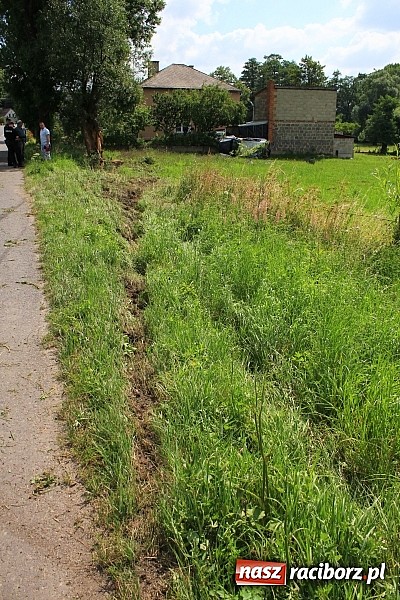 Zdjęcie w galerii na portalu naszraciborz.pl: Kierowca vw golfa miał dużo szczęścia. Poważne zdarzenie w Bojanowie wiadomości z regionu
