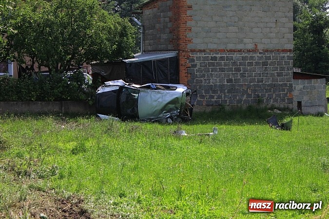 Zdjęcie w galerii na portalu naszraciborz.pl: Kierowca vw golfa miał dużo szczęścia. Poważne zdarzenie w Bojanowie wiadomości z regionu