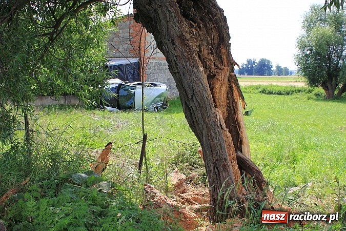 Zdjęcie w galerii na portalu naszraciborz.pl: Kierowca vw golfa miał dużo szczęścia. Poważne zdarzenie w Bojanowie wiadomości z regionu