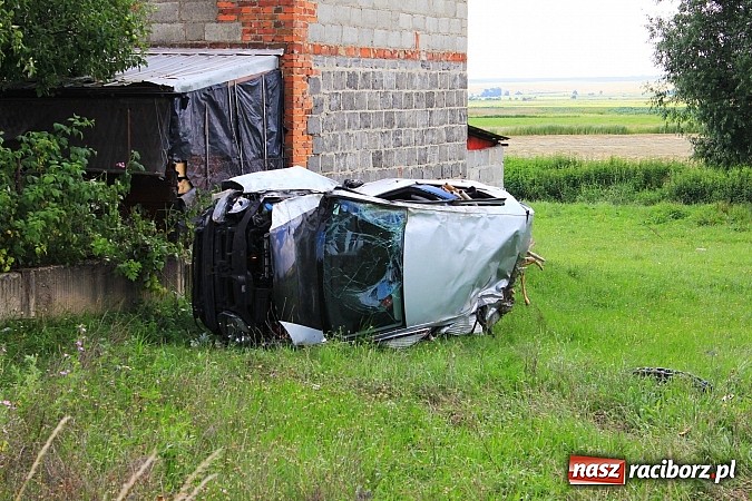 Zdjęcie w galerii na portalu naszraciborz.pl: Kierowca vw golfa miał dużo szczęścia. Poważne zdarzenie w Bojanowie wiadomości z regionu