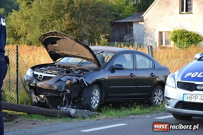 Zdjęcie w galerii na portalu naszraciborz.pl: Kierująca mazdą uderzyła w słup w Rudach wiadomości z regionu