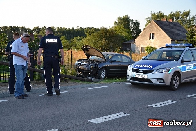 Zdjęcie w galerii na portalu naszraciborz.pl: Kierująca mazdą uderzyła w słup w Rudach wiadomości z regionu