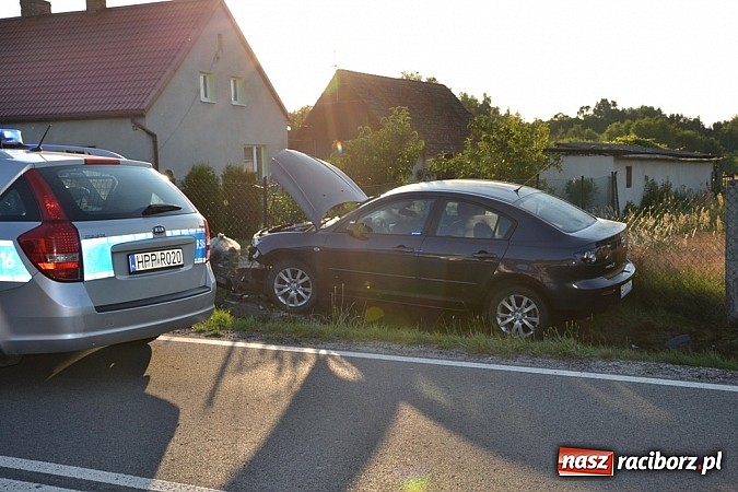 Zdjęcie w galerii na portalu naszraciborz.pl: Kierująca mazdą uderzyła w słup w Rudach wiadomości z regionu