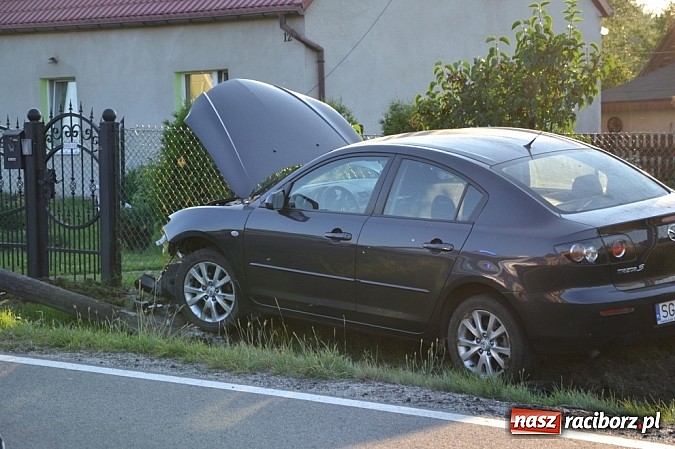 Zdjęcie w galerii na portalu naszraciborz.pl: Kierująca mazdą uderzyła w słup w Rudach wiadomości z regionu