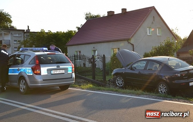 Zdjęcie w galerii na portalu naszraciborz.pl: Kierująca mazdą uderzyła w słup w Rudach wiadomości z regionu