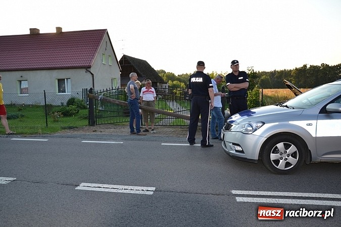 Zdjęcie w galerii na portalu naszraciborz.pl: Kierująca mazdą uderzyła w słup w Rudach wiadomości z regionu