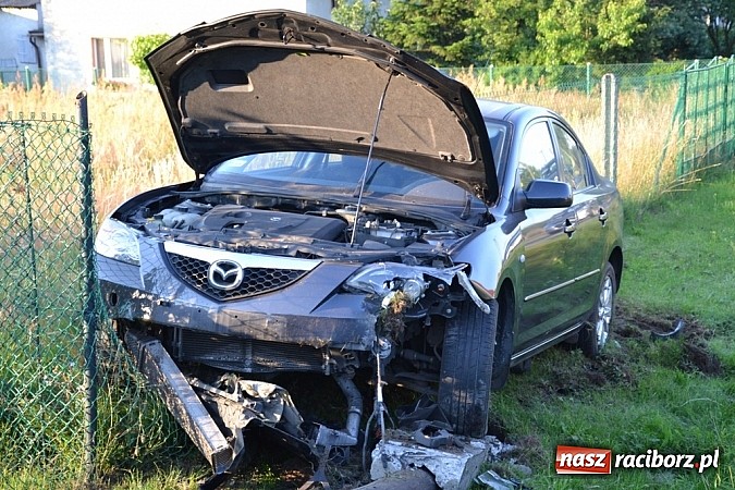 Zdjęcie w galerii na portalu naszraciborz.pl: Kierująca mazdą uderzyła w słup w Rudach wiadomości z regionu