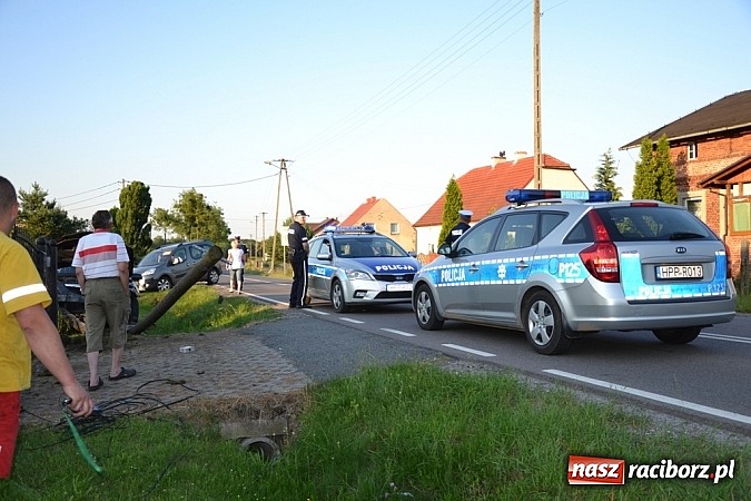 Zdjęcie w galerii na portalu naszraciborz.pl: Kierująca mazdą uderzyła w słup w Rudach wiadomości z regionu