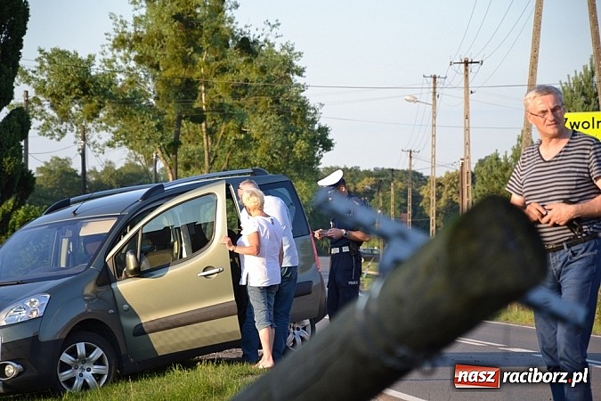 Zdjęcie w galerii na portalu naszraciborz.pl: Kierująca mazdą uderzyła w słup w Rudach wiadomości z regionu