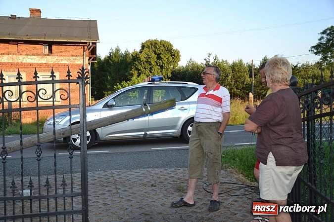 Zdjęcie w galerii na portalu naszraciborz.pl: Kierująca mazdą uderzyła w słup w Rudach wiadomości z regionu