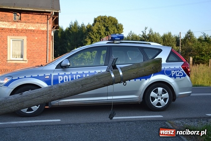 Zdjęcie w galerii na portalu naszraciborz.pl: Kierująca mazdą uderzyła w słup w Rudach wiadomości z regionu