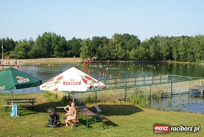 Zdjęcie w galerii na portalu naszraciborz.pl: Lubią wypoczywać na kąpielisku Wodnik w Kuźni wiadomości z regionu