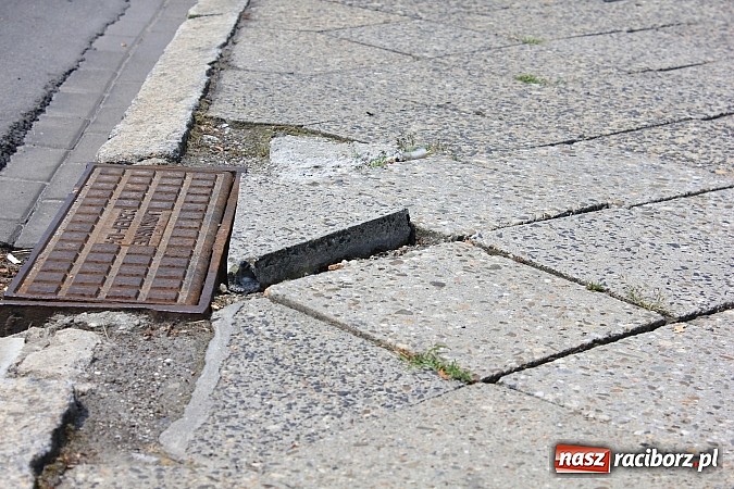 Zdjęcie w galerii na portalu naszraciborz.pl: Chodnik przy parku Moniuszki woła o remont wiadomości z regionu