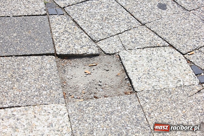 Zdjęcie w galerii na portalu naszraciborz.pl: Chodnik przy parku Moniuszki woła o remont wiadomości z regionu
