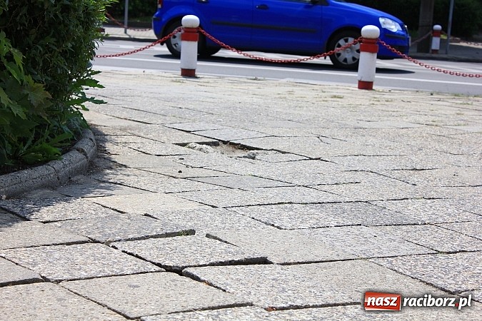 Zdjęcie w galerii na portalu naszraciborz.pl: Chodnik przy parku Moniuszki woła o remont wiadomości z regionu