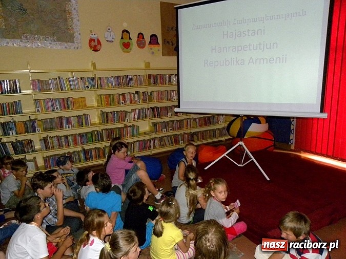 Zdjęcie w galerii na portalu naszraciborz.pl: Wakacje w bibliotece. Z górą Ararat w tle wiadomości z regionu