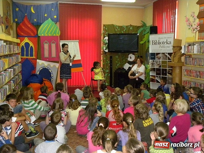 Zdjęcie w galerii na portalu naszraciborz.pl: Wakacje w bibliotece. Z górą Ararat w tle wiadomości z regionu