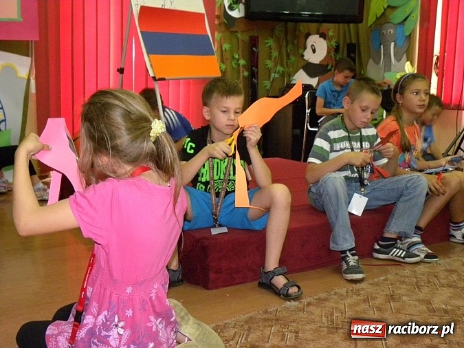 Zdjęcie w galerii na portalu naszraciborz.pl: Wakacje w bibliotece. Z górą Ararat w tle wiadomości z regionu
