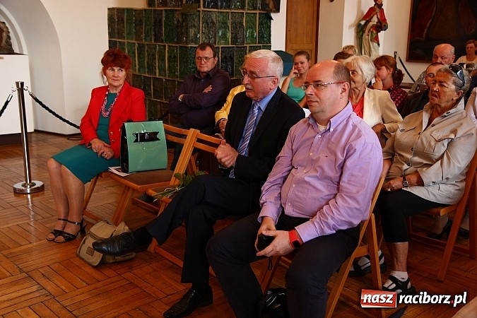 Zdjęcie w galerii na portalu naszraciborz.pl: Mistrzowie Piękna na wystawie w Muzeum wiadomości z regionu