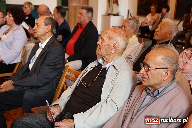 Zdjęcie w galerii na portalu naszraciborz.pl: Mistrzowie Piękna na wystawie w Muzeum wiadomości z regionu