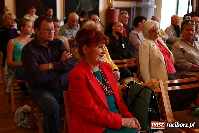 Zdjęcie w galerii na portalu naszraciborz.pl: Mistrzowie Piękna na wystawie w Muzeum wiadomości z regionu