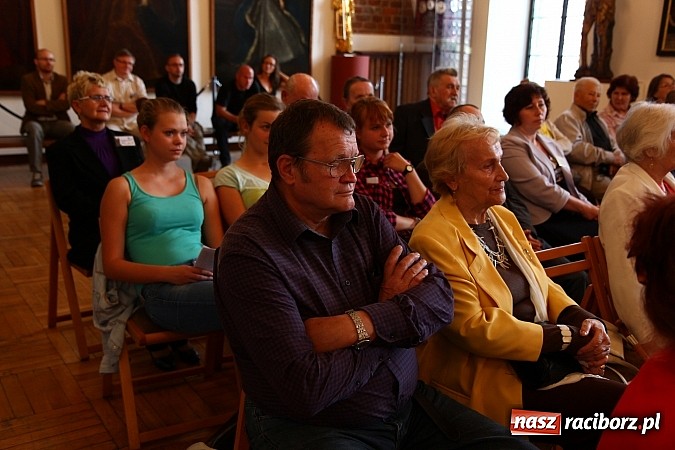 Zdjęcie w galerii na portalu naszraciborz.pl: Mistrzowie Piękna na wystawie w Muzeum wiadomości z regionu