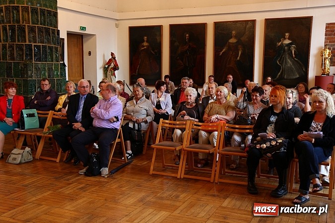 Zdjęcie w galerii na portalu naszraciborz.pl: Mistrzowie Piękna na wystawie w Muzeum wiadomości z regionu