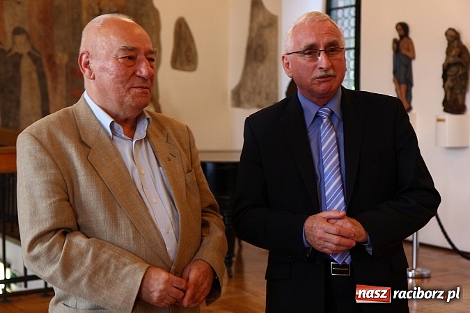 Zdjęcie w galerii na portalu naszraciborz.pl: Mistrzowie Piękna na wystawie w Muzeum wiadomości z regionu