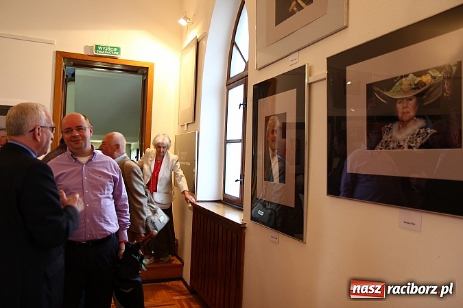 Zdjęcie w galerii na portalu naszraciborz.pl: Mistrzowie Piękna na wystawie w Muzeum wiadomości z regionu