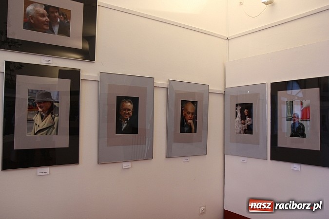 Zdjęcie w galerii na portalu naszraciborz.pl: Mistrzowie Piękna na wystawie w Muzeum wiadomości z regionu