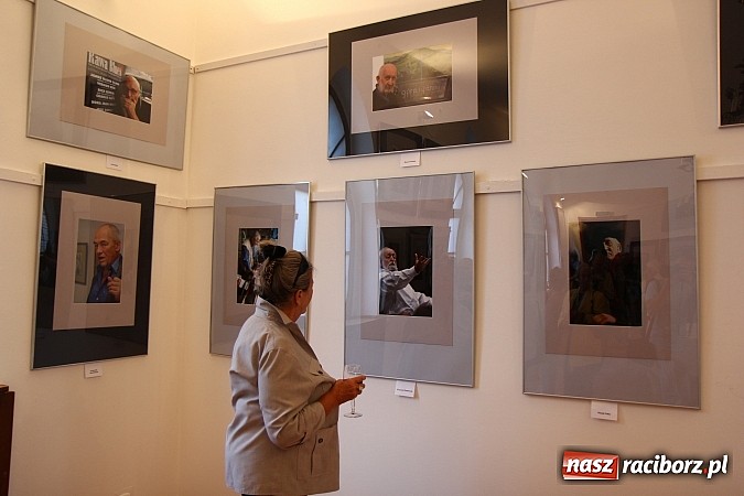 Zdjęcie w galerii na portalu naszraciborz.pl: Mistrzowie Piękna na wystawie w Muzeum wiadomości z regionu