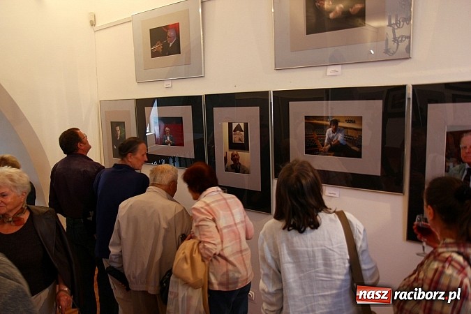 Zdjęcie w galerii na portalu naszraciborz.pl: Mistrzowie Piękna na wystawie w Muzeum wiadomości z regionu