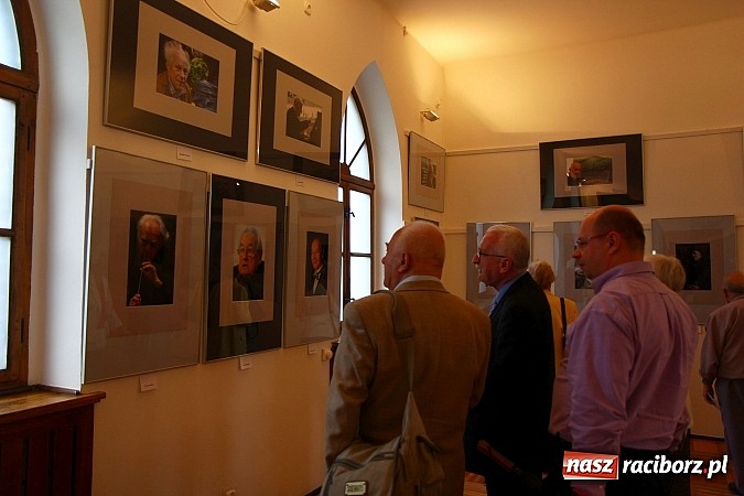 Zdjęcie w galerii na portalu naszraciborz.pl: Mistrzowie Piękna na wystawie w Muzeum wiadomości z regionu