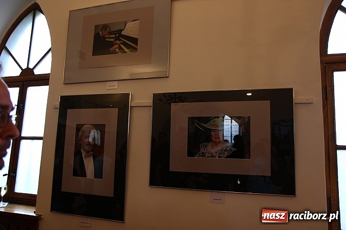 Zdjęcie w galerii na portalu naszraciborz.pl: Mistrzowie Piękna na wystawie w Muzeum wiadomości z regionu