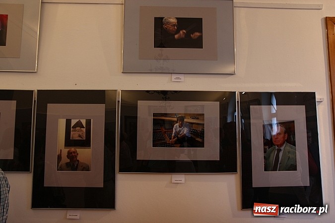 Zdjęcie w galerii na portalu naszraciborz.pl: Mistrzowie Piękna na wystawie w Muzeum wiadomości z regionu